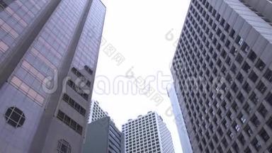 在中国香港城市的底层景色中，有门面、商务办公室和摩天大楼。 现代公司办公室